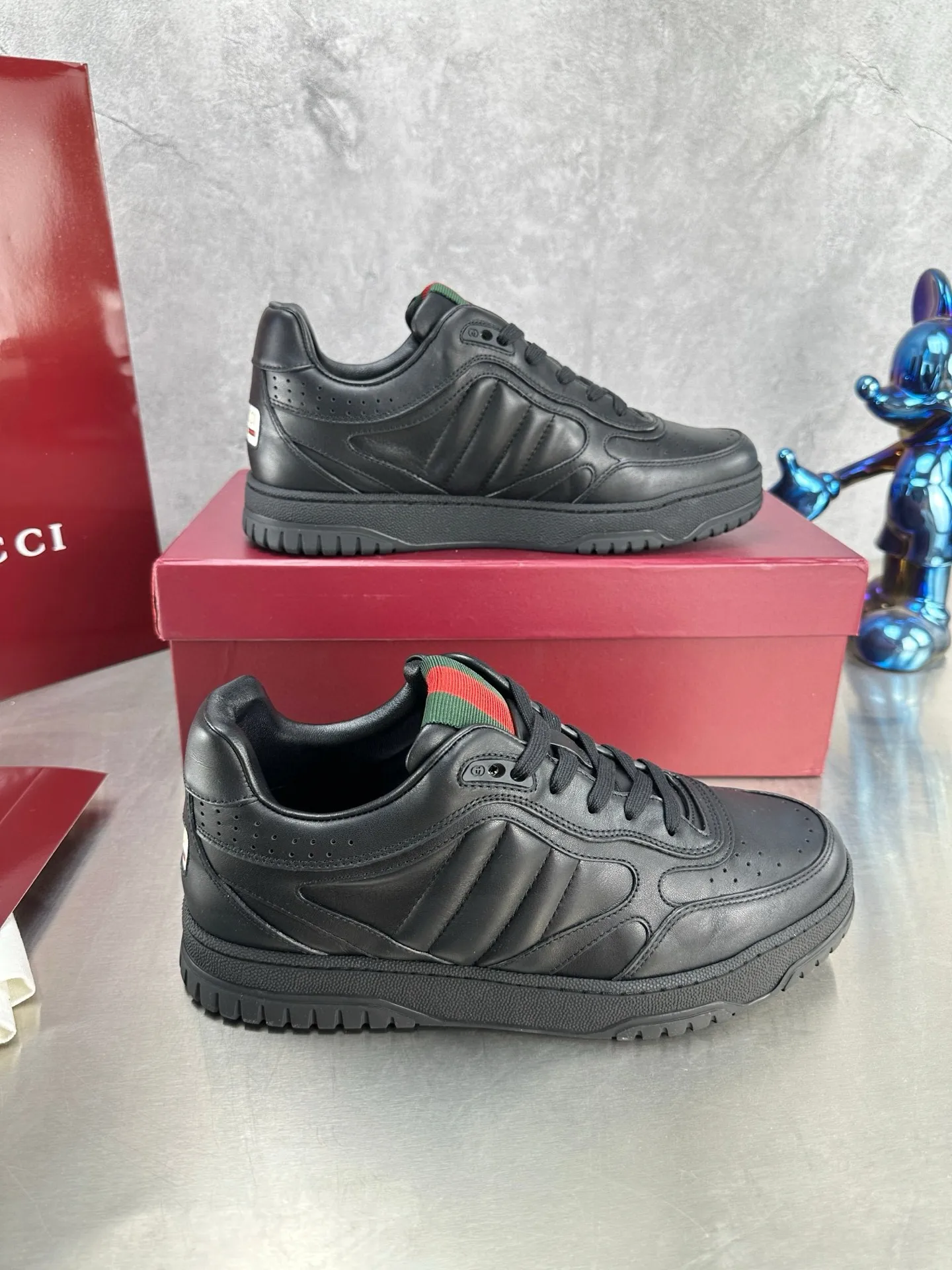 Factory price: 640💰The top version of Gucci Gucci's latest hot-selling couple's sneaker series is shipped. The original version is purchased, developed and manufactured. This high-low top sneaker adopts a basketball-style silhouette design, cleverly incorporating hollow panels and distressed effects, showing its unique ingenuity. The ingenuity incorporates brand logo details such as interlocking Double G styling accessories and Gucci lettering, a low-key tribute to the brand's design heritage. Exquisite packaging at the delivery counter 🛍📦 ▪️ Fabric: Original customized imported first-layer cowhide ▪️ Inner lining: Imported first-layer cowhide ▪️ Sole: Original molded TPU sole ▪️ Sole thickness: 3cm ▪️ Size: Women's 35-41 Men's 38-45 (Female 41, Men 38 45 customized) ▪️ p